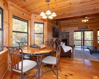Mountain Forest Cabin w/ Therapeutic SPA Jacuzzi/Pool table/Gameroom Lic #033262 - Blairsville - Dining room