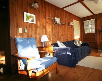Charming Waterfront Cabin in the Woods - Freeport - Huiskamer