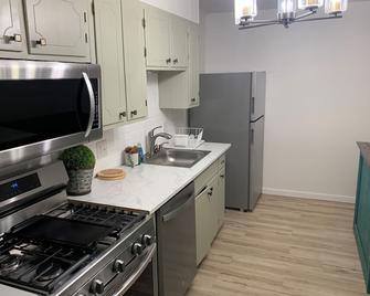 Bison 4, no cleaning fee, near court square - Searcy - Kitchen
