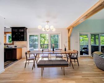 Scenic New Paltz Escape: River Views, Hot Tub & Deck | Dream House in the Gunks - New Paltz - Jídelna