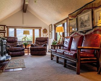 Private Cottage Away From Crowds - Cody - Living room