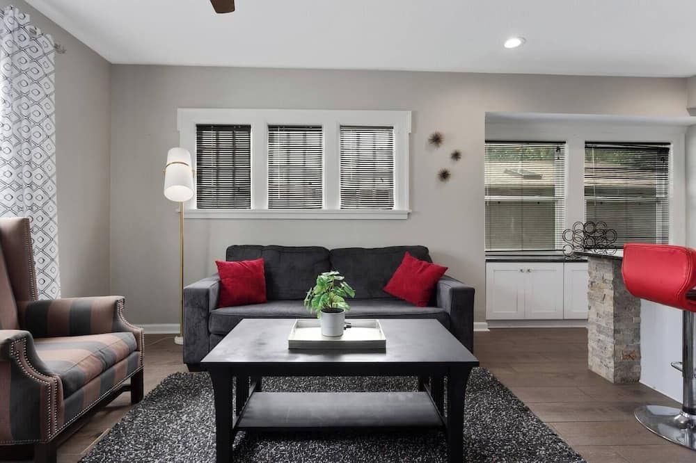 Spacious 5 Bedroom Duplex In Kansas City! 65/66 - קנזס סיטי - סלון