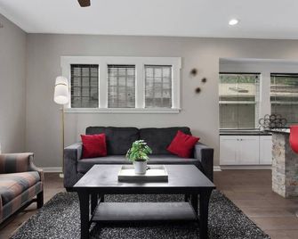 Spacious 5 Bedroom Duplex In Kansas City! 65/66 - קנזס סיטי - סלון