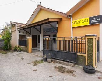Spot On 1842 Cevilla Bnb Residence Syariah - Banyuwangi - Edificio