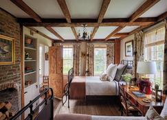 Historic Litchfield Luxury Farmhouse - Litchfield - Bedroom