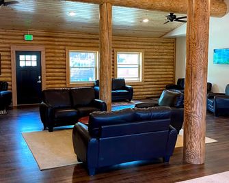 Cabin Village - Island Park - Salon