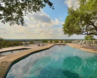 Private 3 bedroom house with a backyard & hot tub - Kyle - Bazén