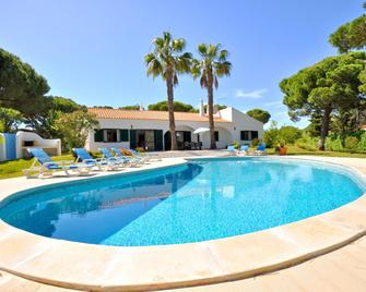 Close to amenities, free air conditioning and wi-fi - Quarteira - Gebäude