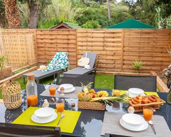 Le Palmier, mobil-home sans vis-à-vis idéalement situé entre mer et vignes - Hyères - Patio
