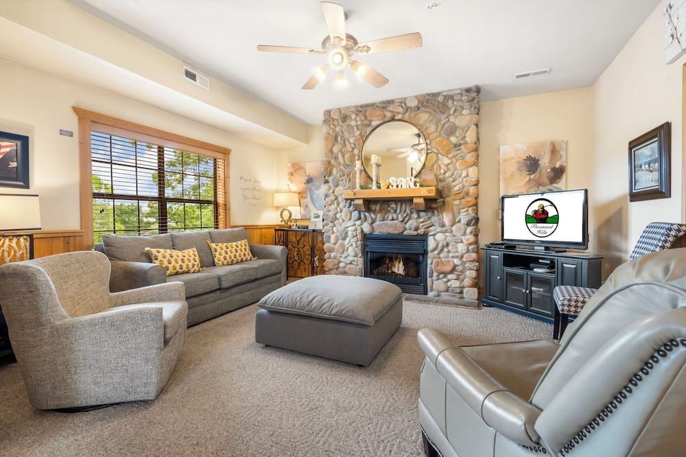 Cozy Cedar Log Cabin with Screened Porch in Branson Theatre District - Branson - Wohnzimmer
