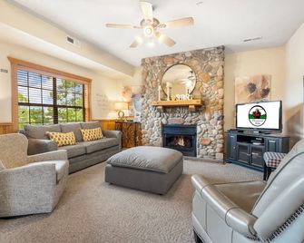 Serene Cedar Log Cabin with Screened Porch - Charming Retreat - Branson - Wohnzimmer