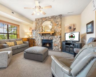 Cozy Cedar Log Cabin with Screened Porch in Branson Theatre District - Branson - Wohnzimmer