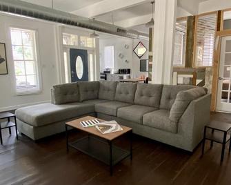 New Remodel! Historic Modern Industrial With A Splash Of History B&b - 聖安東尼奧 - 客廳