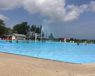 Beautiful 3 Bedrooms Getaway On Niagara on the Lake perfect for 4 adults + kids - Niagara-on-the-Lake - Piscine