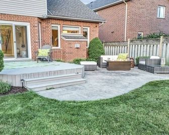 Private room in a quiet and safe neighbourhood of St. Thomas, Ontario. - Saint Thomas - Patio