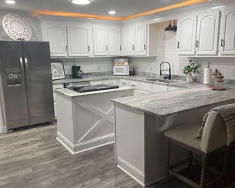 4-bedroom house in nice New Albany with AC - New Albany - Küche