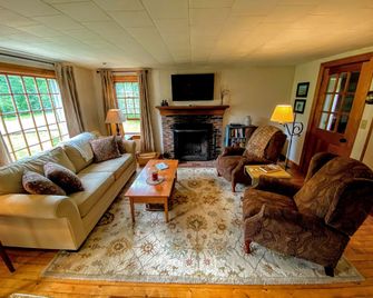GC Adorable home 20 minutes from CannonFranconia Notch Fire Pit wifi laundry Pet friendly - Franconia - Wohnzimmer
