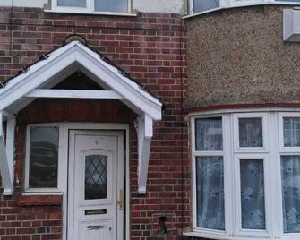 Remarkable 3-Bed House in Hounslow - Hounslow - Outdoor view