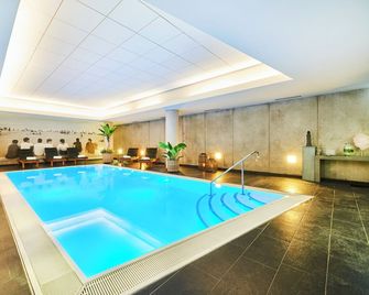 Nena Hotel Bremen by Lesa - Bremen - Piscina