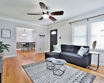 Glenn Rd Getaway - Columbus - Living room