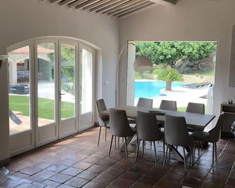 Exceptional And Rare, 15 Km From Marseille, Be 3 Km From Aubagne, Standing Mas - Roquevaire - Comedor