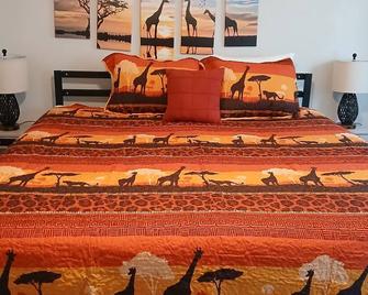 Cozy Family-Friendly 2 Bedroom Safari House w King Bed close to downtown Auburn - Auburn - Bedroom