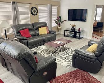 Cozy, Chic Lake View Home - Phoenix - Sala de estar