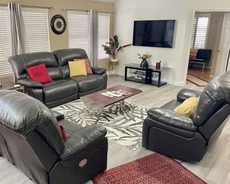 Cozy, Chic Lake View Home - Phoenix - Ruang tamu