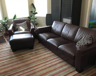 Nice 2bedroom apartment steps away from UofChicago - Chicago - Living room