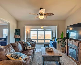 3rd-Floor Riverfront Condo Walk to Downt - Darien - Sala de estar
