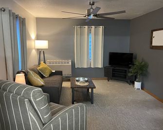 “The Yellow Door” perfectly located 2 bedroom 1 bath home, downtown Deadwood - Deadwood - Living room