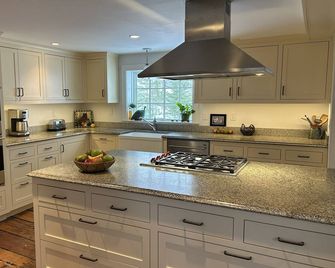 1832 Carriage House, meticulously remodeled, in the center of Blue Hill - Blue Hill - Cocina