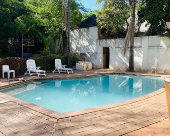 Rosebank Lodge And Backpacker - Parktown - Piscine