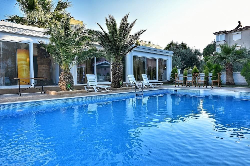 أزونهان هوتل - ايفاليك - حوض السباحة