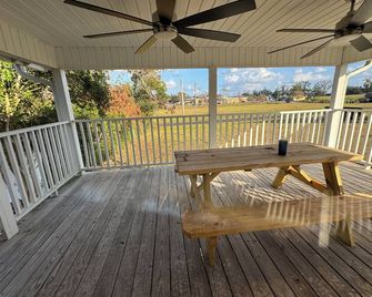 Downtown Douglas Delightful 4 Bedroom house with patio - Douglas - Balcón