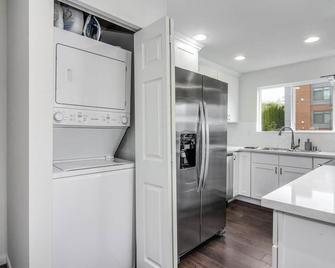 Downtown Kirkland - Modern 3rd Street Retreat - Kirkland - Kitchen