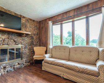 Harmony Hills -- 3 bedroom country home - Bloomington - Stue