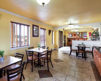 Econo Lodge Inn & Suites San Antonio near Frost Bank Center - San Antonio - Restaurant