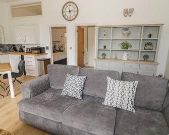 The Leat - Redditch - Living room