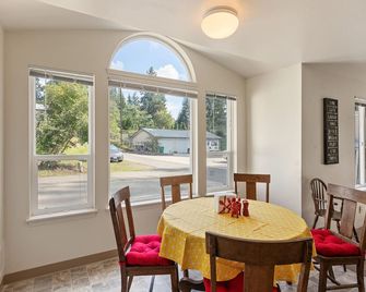 Cozy Water Front with Puget Sound Bay View in your Backyard - Bremerton - Eetruimte