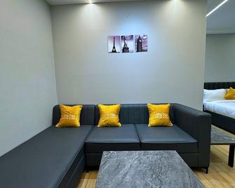 Street Studio by Lime Tree Hotel Sector 51 Gurgaon - Gurugram - Wohnzimmer