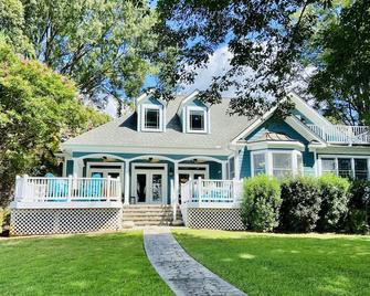 Lovely Lakefront Oasis on Kiser Island w/ Private Dock & Brilliant Sunsets! - Lake Norman of Catawba - Building