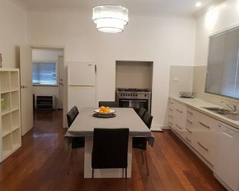 3 bedroom family friendly spacious home with parking and WIFI - Melville - Cocina