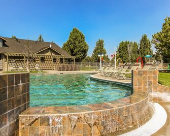 Inviting home w/ expansive deck, BBQ grill, & access to Eagle Crest Resort - Redmond - Piscine