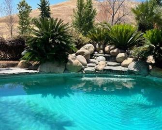Sequoia Foothill Ranch Chateau, View, Pool, horses 30 min to Park - Exeter - Piscina