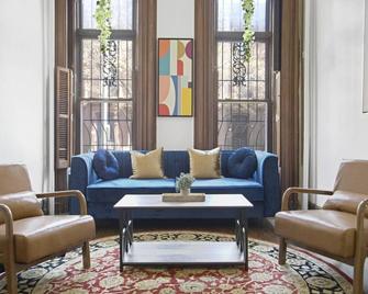 3br Nyc Brownstone Game Room Backyard Patio - New York - Lounge