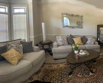 A beautiful house in a very safe neighborhoods, two minutes away from highway. - Grovetown - Living room