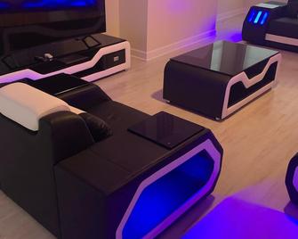 House of freedom - Harrisonburg - Living room
