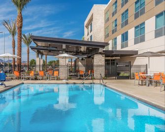Holiday Inn Express & Suites Lake Havasu - London Bridge By IHG - Lake Havasu City - Pool