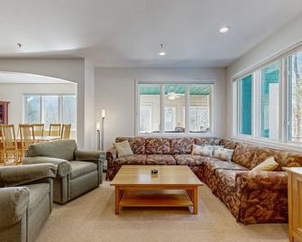 Spacious, Family-Friendly Condo w/ Free Ski Shuttle, Shared Pool - Jeffersonville - Living room